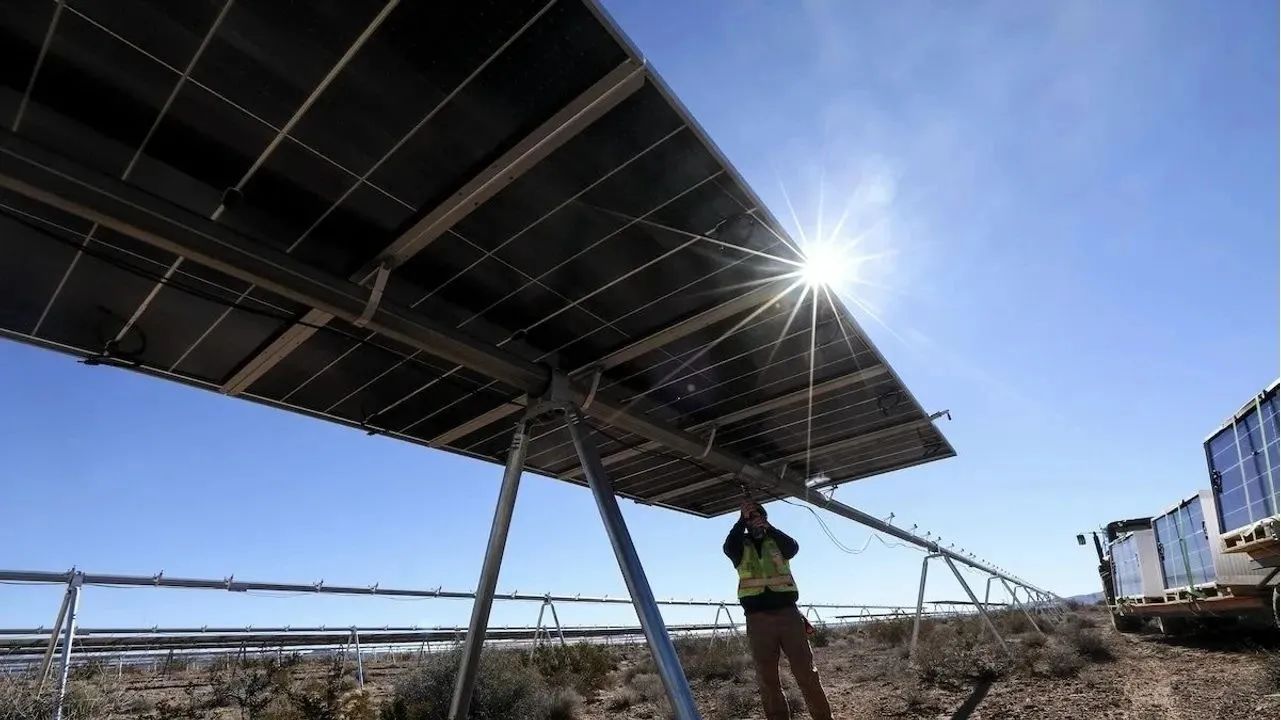 Solenergi och batterier kommer att dominera USA:s elproduktionskapacitet 2024