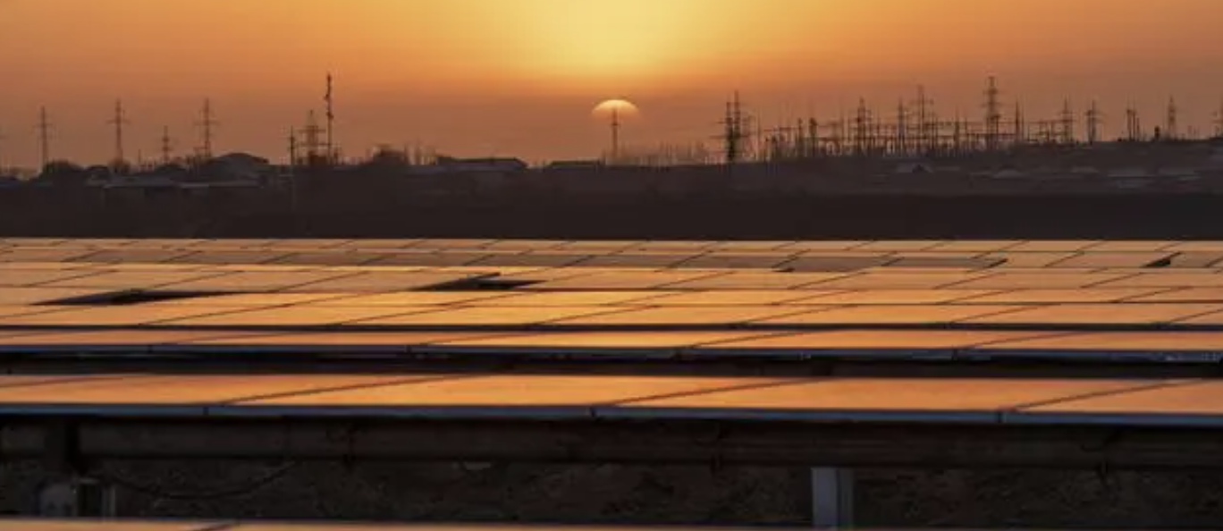 Besöker Samarkand Photovoltaic Project i Uzbekistan